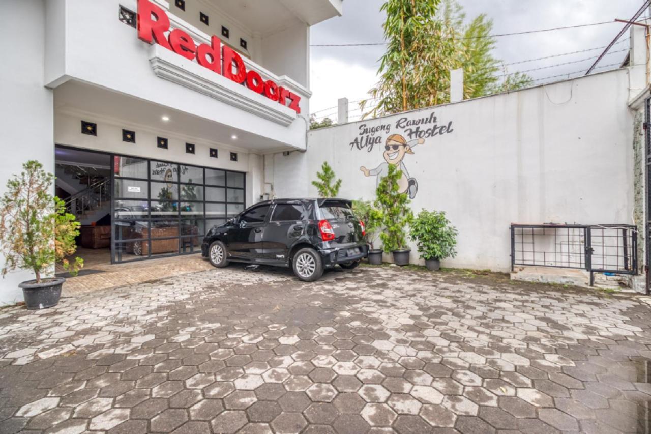 RedDoorz Hostel near Stadion Mandala Krida Yogya Yogyakarta Bagian luar foto