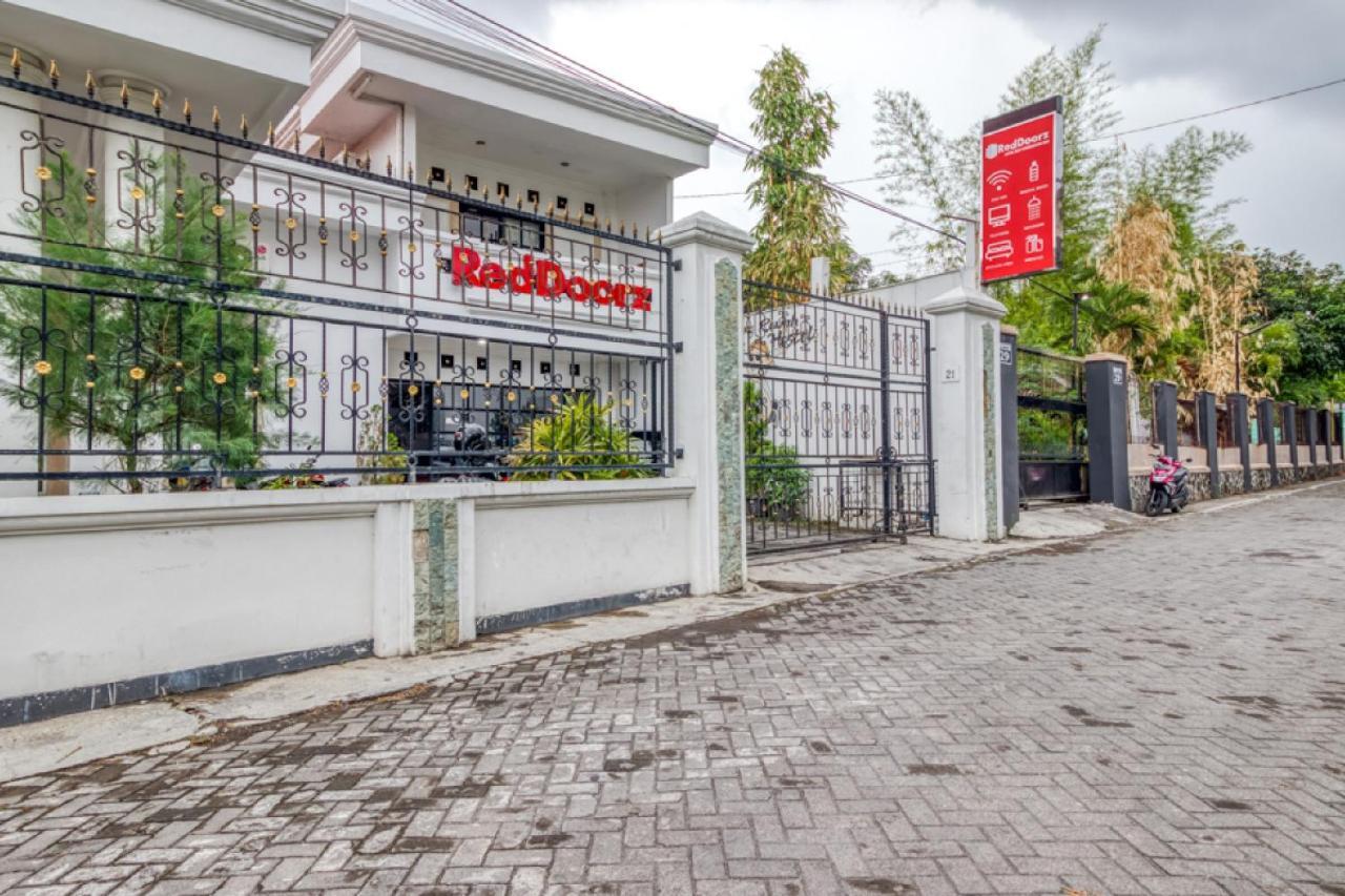 RedDoorz Hostel near Stadion Mandala Krida Yogya Yogyakarta Bagian luar foto