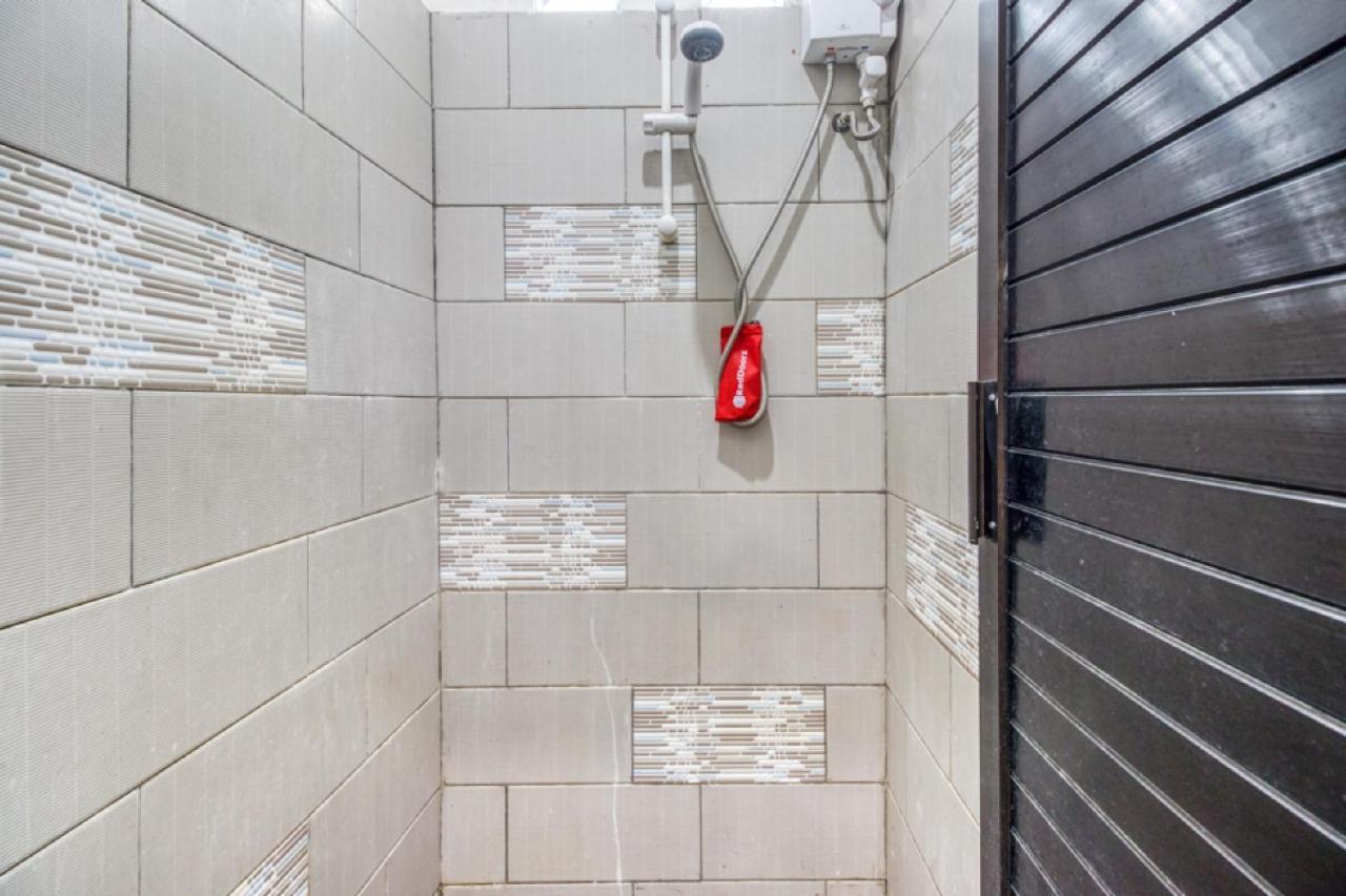 RedDoorz Hostel near Stadion Mandala Krida Yogya Yogyakarta Bagian luar foto
