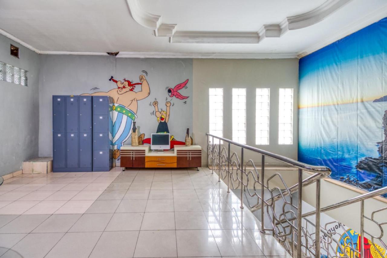 RedDoorz Hostel near Stadion Mandala Krida Yogya Yogyakarta Bagian luar foto